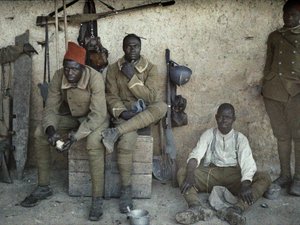 Senegalesiske soldater som tjenestegjør i den franske hæren som infanterister hviler i et rom med våpen og utstyr, Saint-Ulrich, Department Haut-Rhin, Alsace, Frankrike, 16. juni 1917 (autokrom)